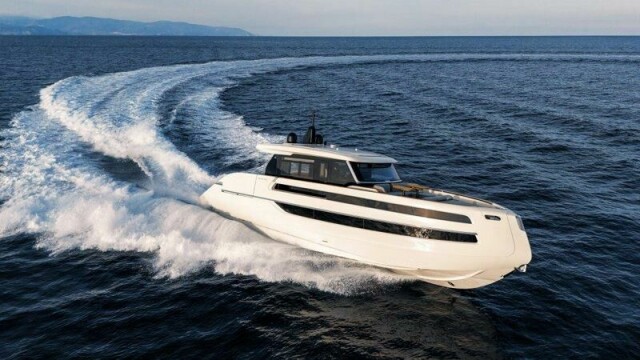 Skroget på Invictus Yachts ST550 brytes opp med lange vinduer, som sørger for godt med naturlig lys ombord.