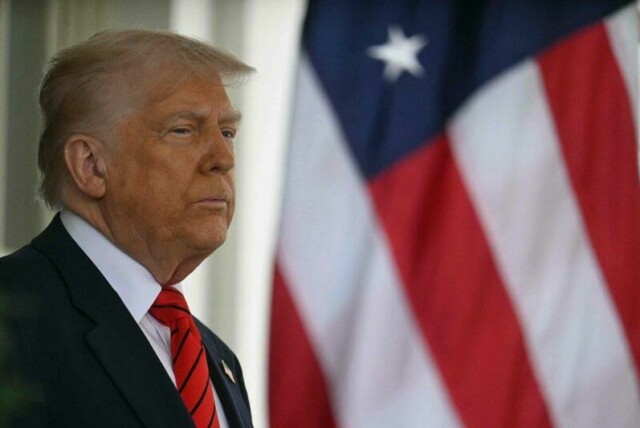 – Det er stor fare for nye personlige feiltrinn fra Trump a la handelskrigen fordi han er overmodig og omgir seg med underdanige rådgivere som ikke gir ham skikkelige råd, fordi han ikke vil høre motargumenter, svarer Mjelde, mener professor i statsvitenskap ved Høgskulen på Vestlandet, Hilmar Mjelde. (Photo by Jim WATSON / AFP)