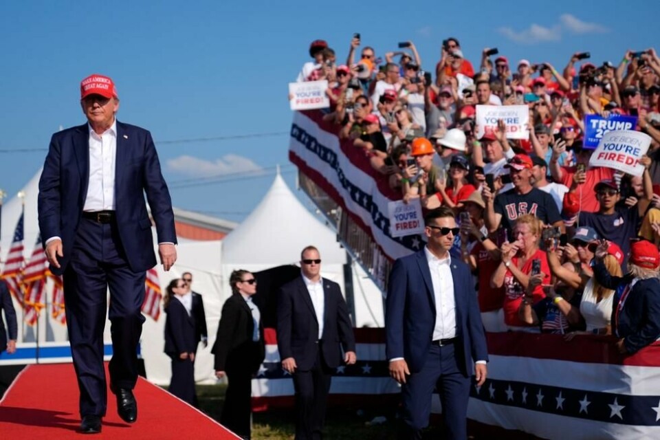 Her ankommer Donald Trump valgkampmøtet i Butler i Pennsylvania, fulgt av Secret Service. Foto: Evan Vucci / AP / NTB Her ankommer Donald Trump valgkampmøtet i Butler i Pennsylvania, fulgt av Secret Service. Foto: Evan Vucci / AP / NTB
