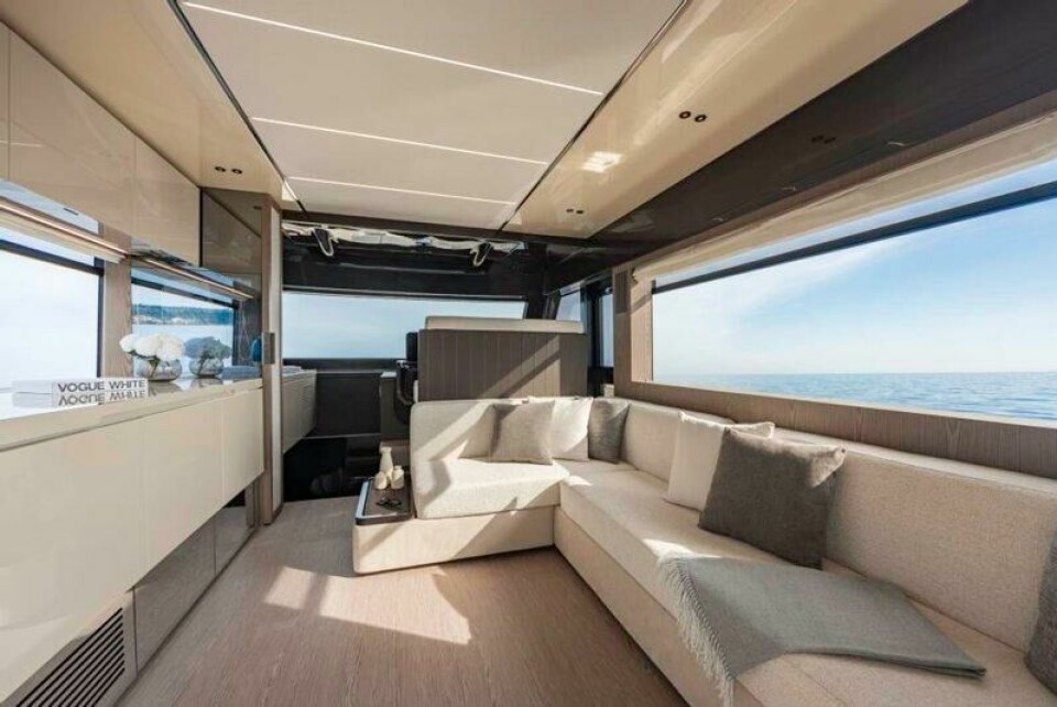Invictus Yachts ST550 har byssa plassert på babord side av hoveddekket, og vinduene kan senkes ned elektrisk slik at kokken får havutsikt og litt bris i luggen mens potetene skrelles. Invictus Yachts ST550 har byssa plassert på babord side av hoveddekket, og vinduene kan senkes ned elektrisk slik at kokken får havutsikt og litt bris i luggen mens potetene skrelles. Foto: Invictus Yachts