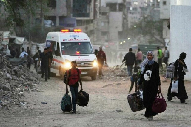 Gaza Humanitarian Foundation sier den vil starte sitt arbeid med å dele ut nødhjelp på Gazastripen i løpet av mai måned. Bildet viser palestinere som evakuerer et nabolag i Gaza by denne uken etter at Israel utstedte nok en evakueringsordre.