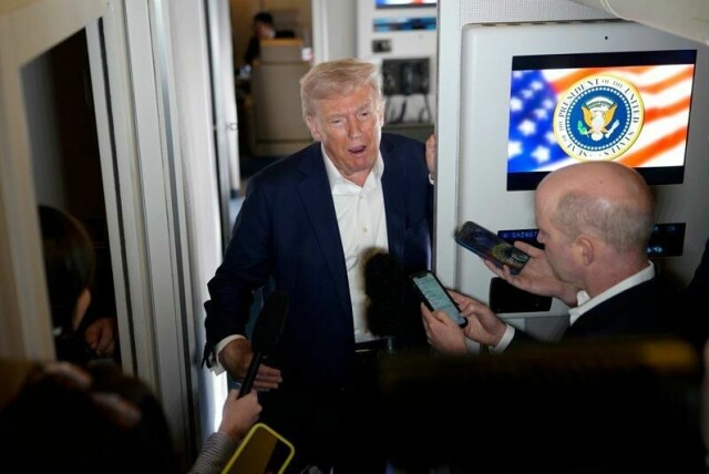 President Donald Trump snakker med pressefolk om bord på Air Force One på vei til Florida fredag.