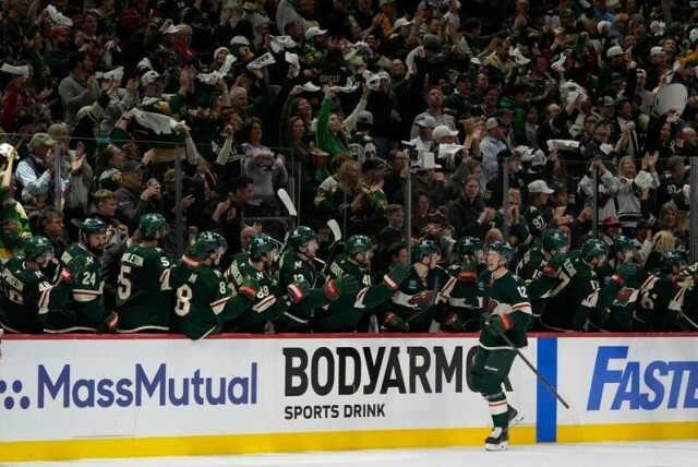 Matt Boldy feirer 3-1-målet for Minnesota Wild.