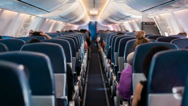 Vil du sikre deg en så god flyopplevelse som mulig, kan det være lurt å ikke spise visse matvarer før flyturen.