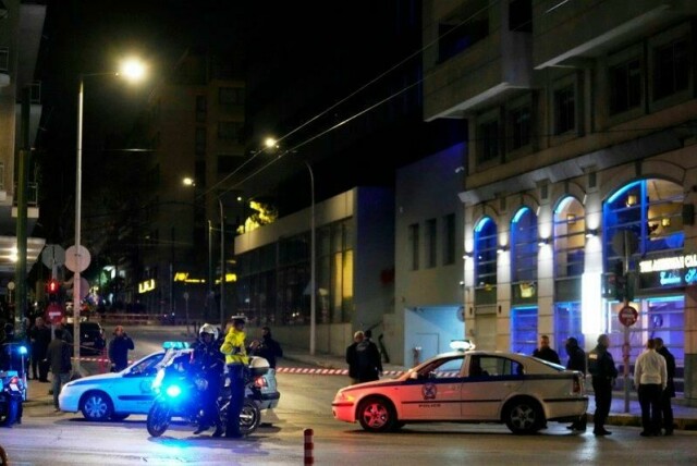 Politiet sperret av et større område utenfor hovedkontoret til Hellenic Trains i Aten i Hellas fredag kveld. Ingen ble skadet i eksplosjonen.