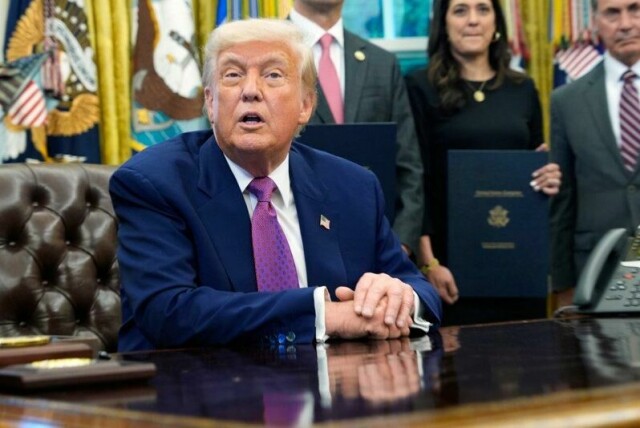 President Donald Trump sier USA skal beholde en grunntoll på 10 prosent.