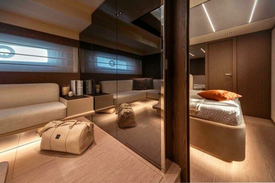 Invictus Yachts ST550 bygges i utgangspunktet med byssa på hoveddekket og en salong her nede, men det går an å bytte om for å få en ekstra sofa oppe og flytte byssa ned. Invictus Yachts ST550 bygges i utgangspunktet med byssa på hoveddekket og en salong her nede, men det går an å bytte om for å få en ekstra sofa oppe og flytte byssa ned. Foto: Invictus Yachts