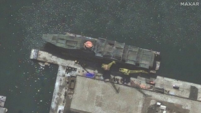 Dette satelittbildet fra Maxar Technologies viser Nord-Koreas nye krigsskip under bygging.