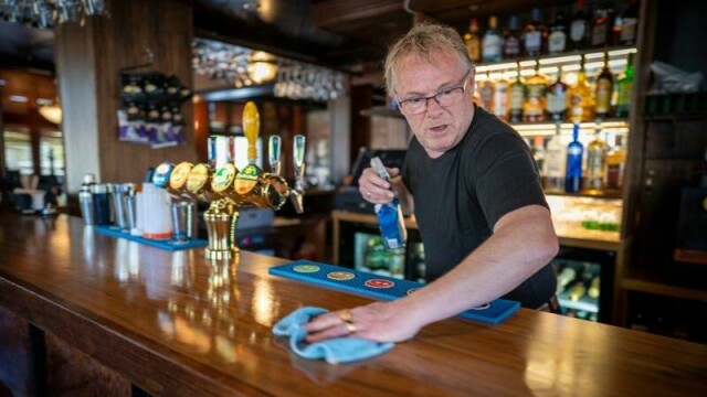 Per Sandberg bak bardisken på Grand Bar i Halden i 2020. Baren drev han sammen med sin daværende kjæreste Bahareh Letnes.
