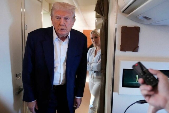 President Donald Trump om bord i Air Force One.