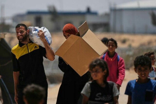 Palestinere som fikk tak i nødhjelp fra GHF på vei tilbake til Khan Younis.