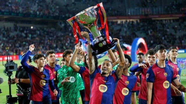 Raphinha forlenget med Barcelona.