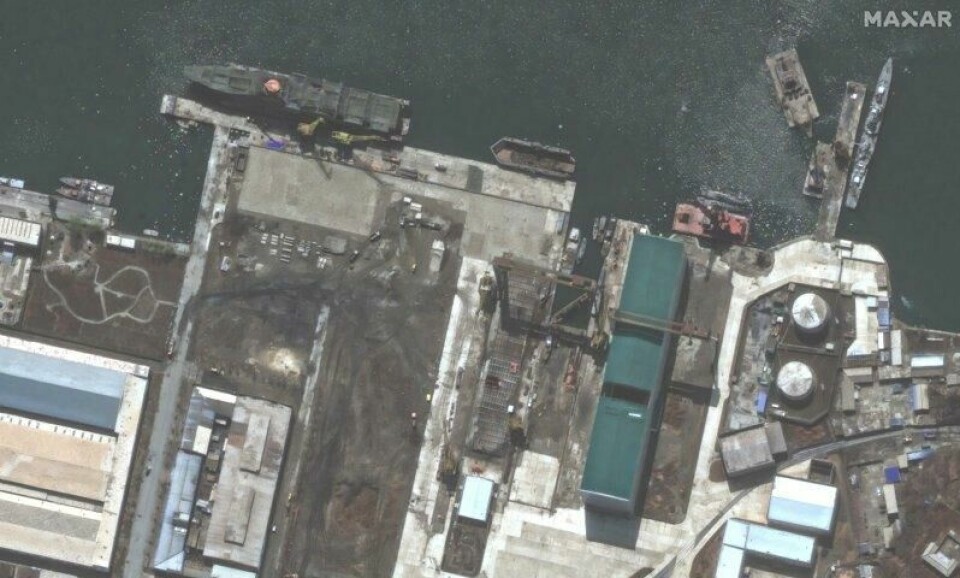 Skipet ligger til kai på Nampo-verftet på Nord-Koreas vestkyst. Skipet ligger til kai på Nampo-verftet på Nord-Koreas vestkyst. Foto: Satellite image ©2025 Maxar Technologies