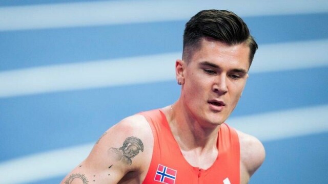 Jakob Ingebrigtsen avbryter treningsleiren i Spania for å være til stede når moren skal vitne i retten mandag.