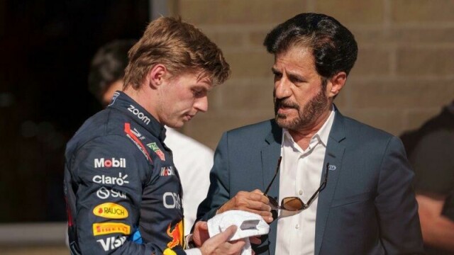 FIA-topp Mohammed Ben Sulayem i samtale med Max Verstappen under en Formel 1-runde i Texas i fjor.