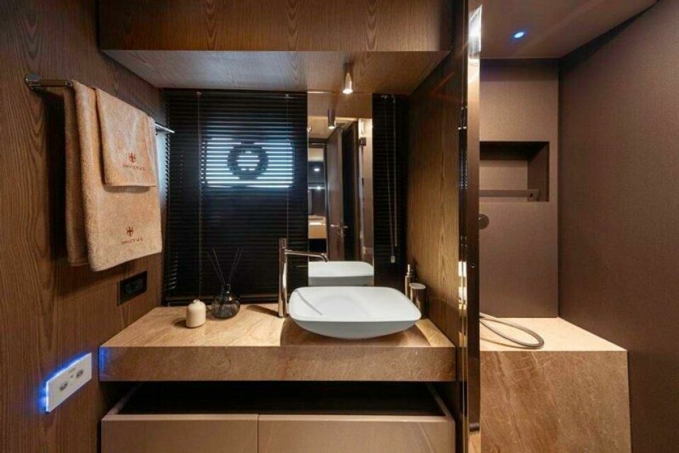 Invictus Yachts ST550 er designet og bygget i Italia, noe en ser på det elegante interiøret, som badet her i eierens lugar. Invictus Yachts ST550 er designet og bygget i Italia, noe en ser på det elegante interiøret, som badet her i eierens lugar. Foto: Invictus Yachts