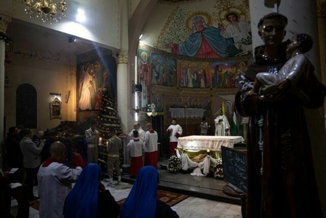 Kristne i Holy Family Church i Gaza sørger over pave Frans. Bildet er tatt før krigens utbrudd.
