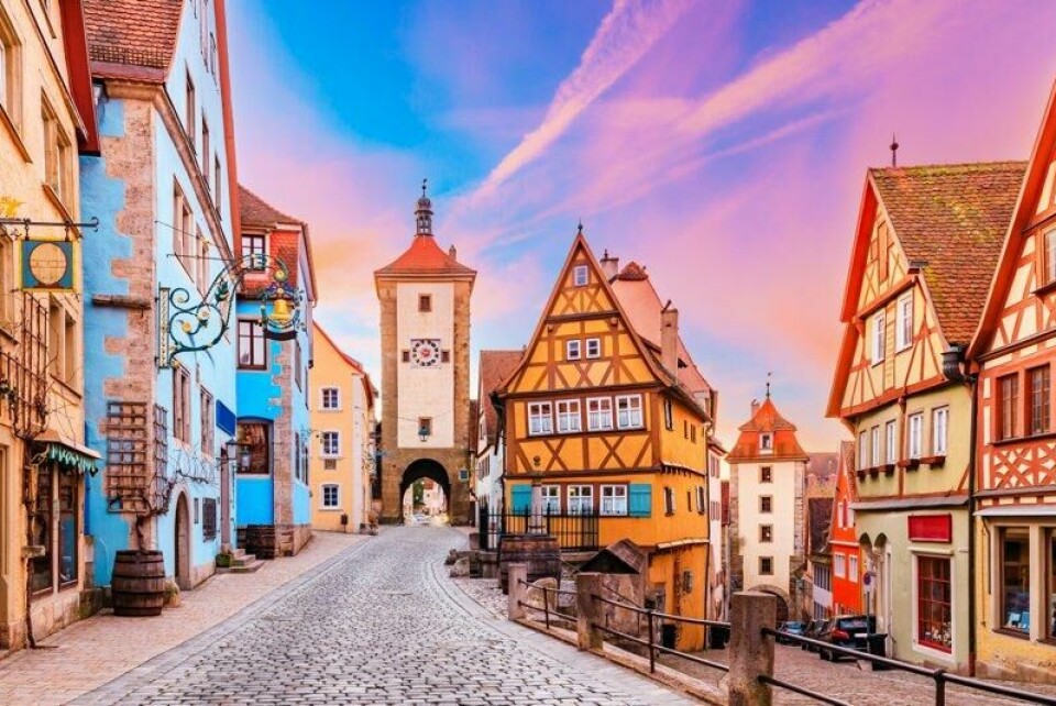 Vi spurte AI-appen Mindtrip hvor vi burde reise i Bayern, og etter en kort dialog landet vi i Rothenburg ob der Tauber – en liten by med middelaldermurer og bayersk sjarm. Vi spurte AI-appen Mindtrip hvor vi burde reise i Bayern, og etter en kort dialog landet vi i Rothenburg ob der Tauber – en liten by med middelaldermurer og bayersk sjarm. Foto: Shutterstock / NTB