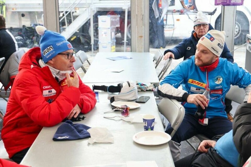 Håvard Solås Taugbøl og Arild Monsen snakker sammen under ski-NM del 1 på Gåsbu i januar. Håvard Solås Taugbøl og Arild Monsen snakker sammen under ski-NM del 1 på Gåsbu i januar. Foto: Geir Olsen / NTB