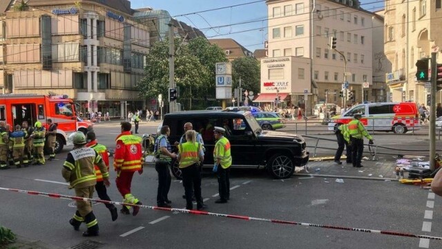 En kvinne døde av skadene etter at en stor firehjulstrekker kjørte inn i en gruppe mennesker som sto på en trikkestopp i Stuttgart fredag.