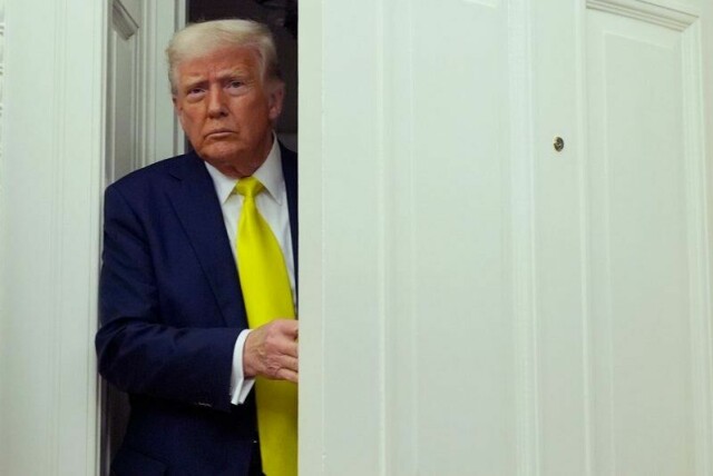 Donald Trump i Det ovale kontor i Det hvite hus fredag.