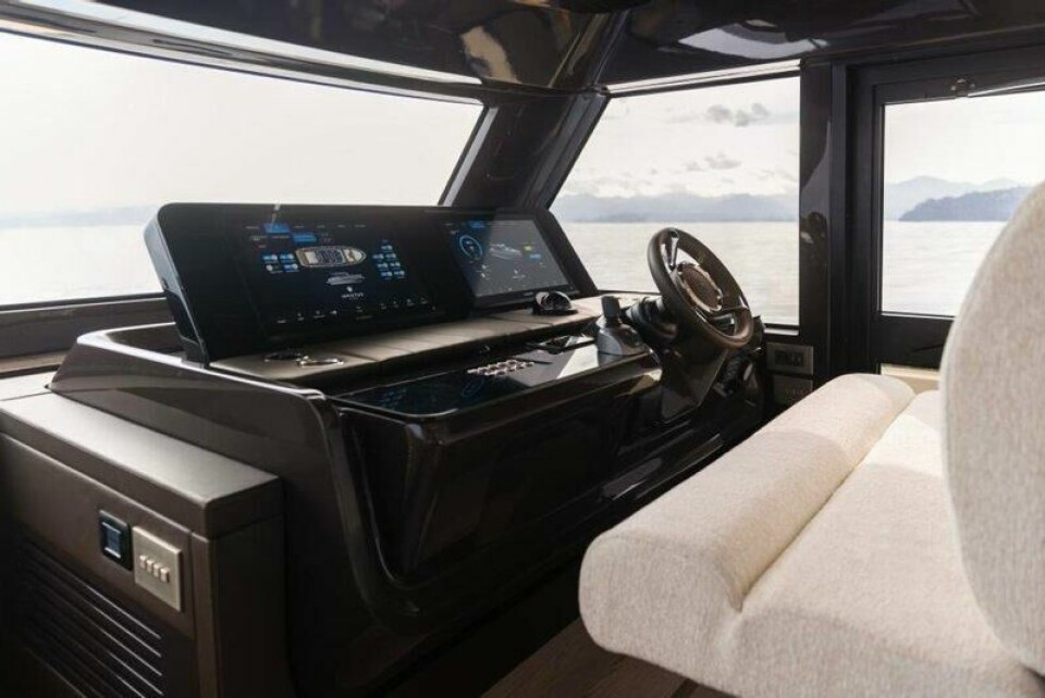 Førerposisjonen i Invictus Yachts ST550 har en stor sofa, der to stykker kan finne kursen i fellesskap. Førerposisjonen i Invictus Yachts ST550 har en stor sofa, der to stykker kan finne kursen i fellesskap. Foto: Invictus Yachts