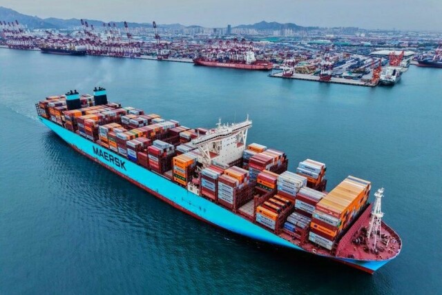 Den sterke veksten skyldes særlig økt handel med Sørøst-Asia. Her seiler et konteinerskip ut fra havnen i Qingdao i Shandong-provinsen.