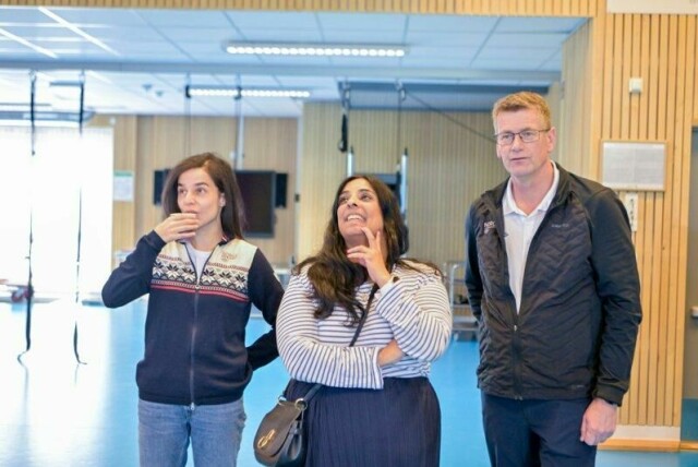 Kultur- og idrettsminister Lubna Jaffery (Ap) (i midten) får en omvisning på Toppidrettssenteret sammen med toppidrettssjef Tore Øvrebø og idrettspresident Zaineb Al-Samarai