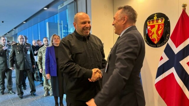 Forsvarsminister Tore O. Sandvik og den ukrainske forsvarsministeren Rustem Umerov møttes i Brussel.