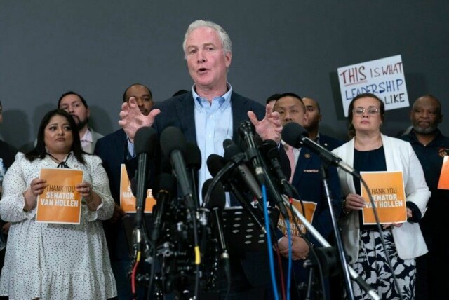 Kilmar Abrego Garcia, som ble feilaktig deportert fra USA, fikk fredag besøk i fengselet i El Salvador av senator Chris Van Hollen fra Maryland (bildet). Nå følger fire andre demokrater hans eksempel.