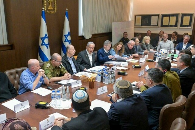 Israels statsminister Benjamin Netanyahu samlet søndag kveld sikkerhetskabinettet som vedtok å etablere et permanent militært nærvær i Gaza. Dette bildet er fra et møte i sikkerhetskabinettet i januar.