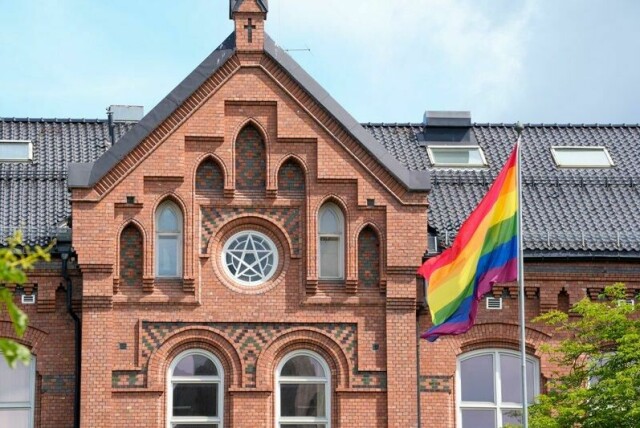 Noen egen flaggdag for Pride er ikke aktuelt ifølge kommunal- og distriktsminister Kjersti Stenseng. Her flagges det på Vålerenga skole i fjor.