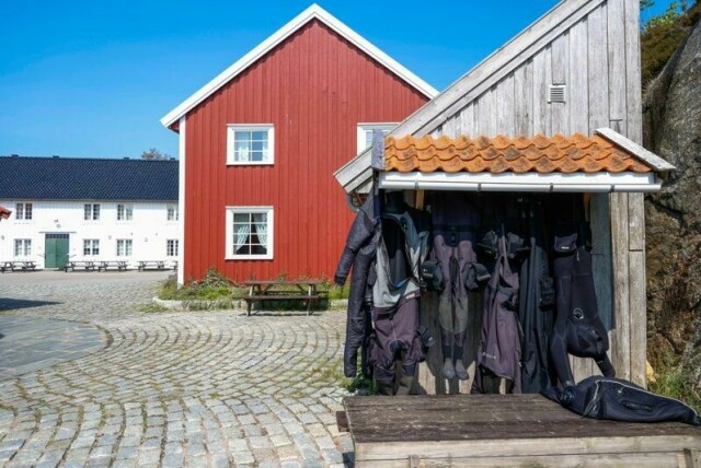 En utenlandsk mann i 30-årene ble sendt til Ullevål sykehus for behandling i trykkammer etter en dykkerulykke i Lillesand lørdag.