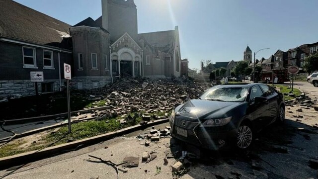 Deler av denne kirken raste sammen da St. Louis ble rammet av kraftig uvær og det som antas å ha vært en tornado fredag.