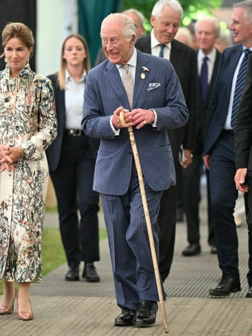 Kong Charles' stokk er bare til pynt, ifølge kongehusekspert. Her er kongen avbildet smilende under Chelsea Flower Show. Kong Charles' stokk er bare til pynt, ifølge kongehusekspert. Her er kongen avbildet smilende under Chelsea Flower Show. Foto: Paul Grover/ Pool via Reuters / NTB