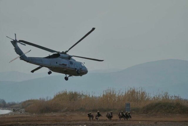 Spesialstyrker fra Spania lander på en strand som del av en Nato-øvelse i Hellas i februar.