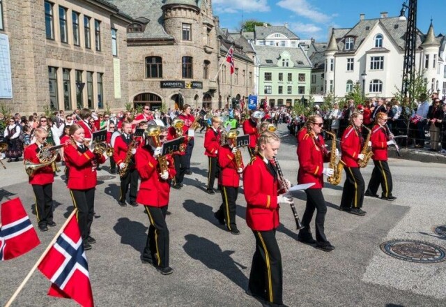 Barnetoget i Ålesund sentrum 17. mai i fjor. Korps er en aktivitet som gir glede og mening både for dem som spiller og dem som lytter, ifølge Norges Musikkorps Forbund.