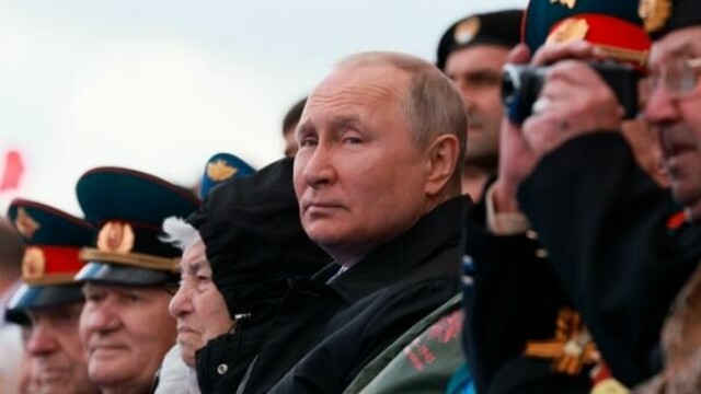 Russlands president Vladimir Putin ser på militærparaden på Seiersdagen på Den røde plass i Moskva 9. mai 2022. (Foto av Alexey NIKOLSKY / SPUTNIK / AFP)
