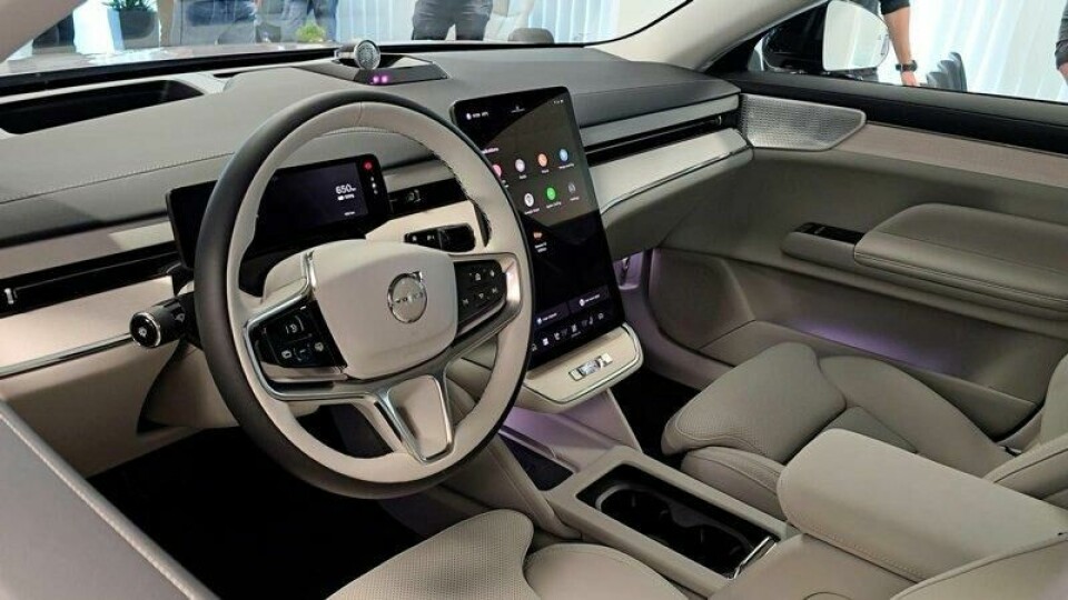 Volvo ES90 har et påkostet interiør, blant annet med et hvitt og sort skinnratt, som kan bli krevende å holde rent om du liker litt «veimat». Bilen kan forøvrig leveres med ekte skinn, noe kinesiske kunder krever. Volvo ES90 har et påkostet interiør, blant annet med et hvitt og sort skinnratt, som kan bli krevende å holde rent om du liker litt «veimat». Bilen kan forøvrig leveres med ekte skinn, noe kinesiske kunder krever. Foto: Michael Groth / Finansavisen