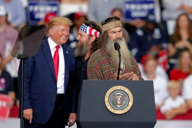 Phil Robertson, her i midten med sønnen Willie Robertson og president Donald Trump, er død, 79 år gammel. Her er de på et valgmøte i 2020.