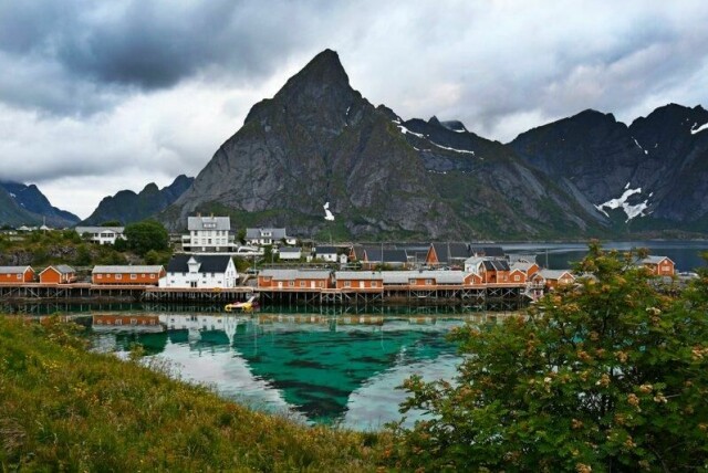 Olstinden ved Reine og rorbuer på Sakrisøy lokker mange turister. Nå reiser et samlet ordførerkorps fra regionen til Oslo i et forsøk på å redde turistskatten.