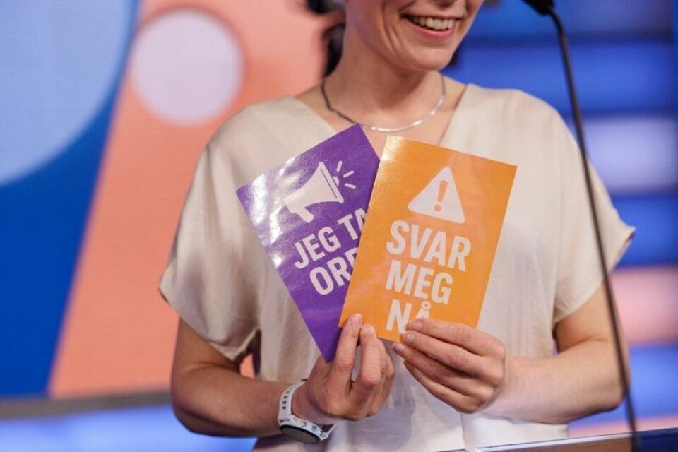 Debatten hadde med lilla og oransje kort under sendingen. Debatten hadde med lilla og oransje kort under sendingen. Foto: Jonas Been Henriksen / NTB