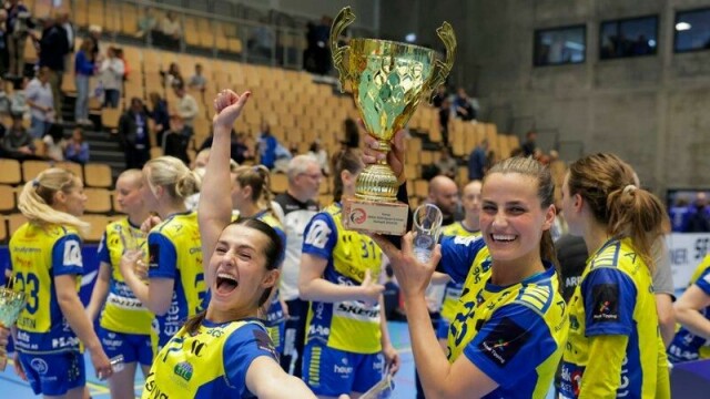 Anniken Obaidli (med trofeet) og Tina Abdula feirer Storhamars sluttspillseier.