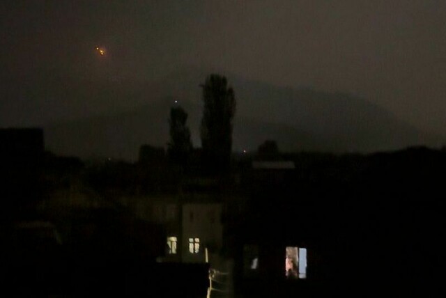 Prosjektiler på nattehimmelen over Srinagar, flere timer etter at en våpenhvile ble kunngjort.