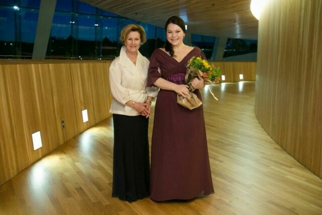 Dronning Sonja fotografert i 2013 sammen med vinner av pris for beste fremføring av norsk musikk, Hamida M. Kristoffersen.