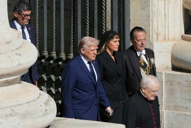 President Donald Trump og førstedame Melania ved ankomst til begravelsen på Petersplassen lørdag formiddag.