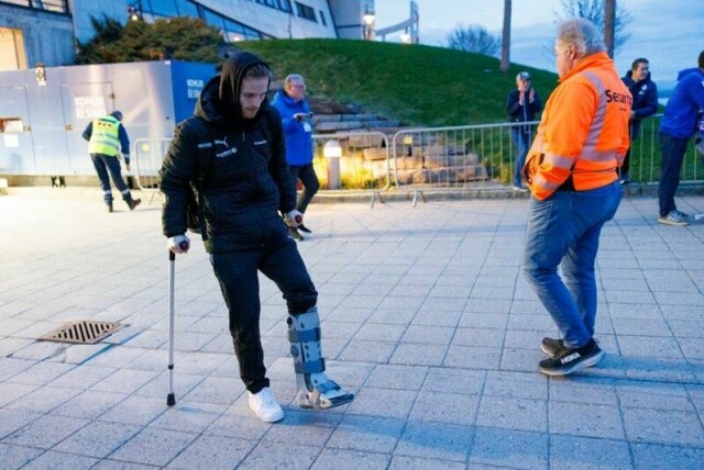 Bodø/Glimts Ole Didrik Blomberg forlater stadion på krykker etter eliteseriekampen i fotball mot Molde.