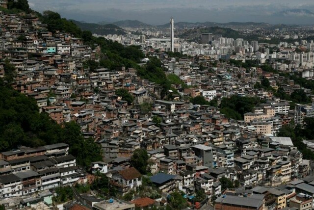 Vokser man opp i slike forhold, spiller det en større rolle enn gener i å bestemme hvor gammel du blir. Her fra favelaen Morro das Prazeres i Rio de Janeiro.