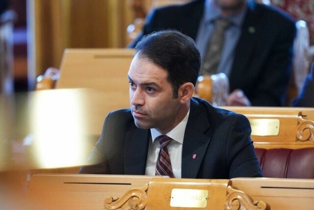 Mani Hussaini (Ap) åpner for at regjeringen kan levere sitt forslag til Norges klimamål til FN selv om de ikke får flertall i Stortinget for dette.