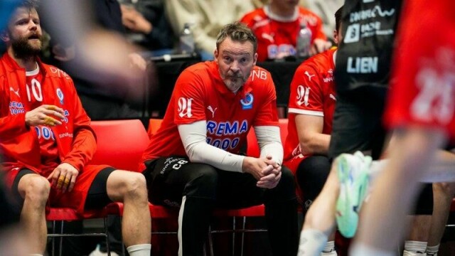 Kolstads trener Christian Berge avbildet på benken i onsdagens sluttspillfinale mot Elverum. Ikke lenge etterpå falt han om på grunn av hjerteflimmer.